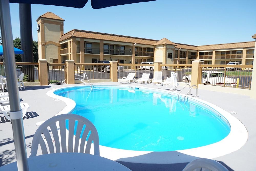 Days Inn By Wyndham Oak Grove/Ft. Campbell Εξωτερικό φωτογραφία